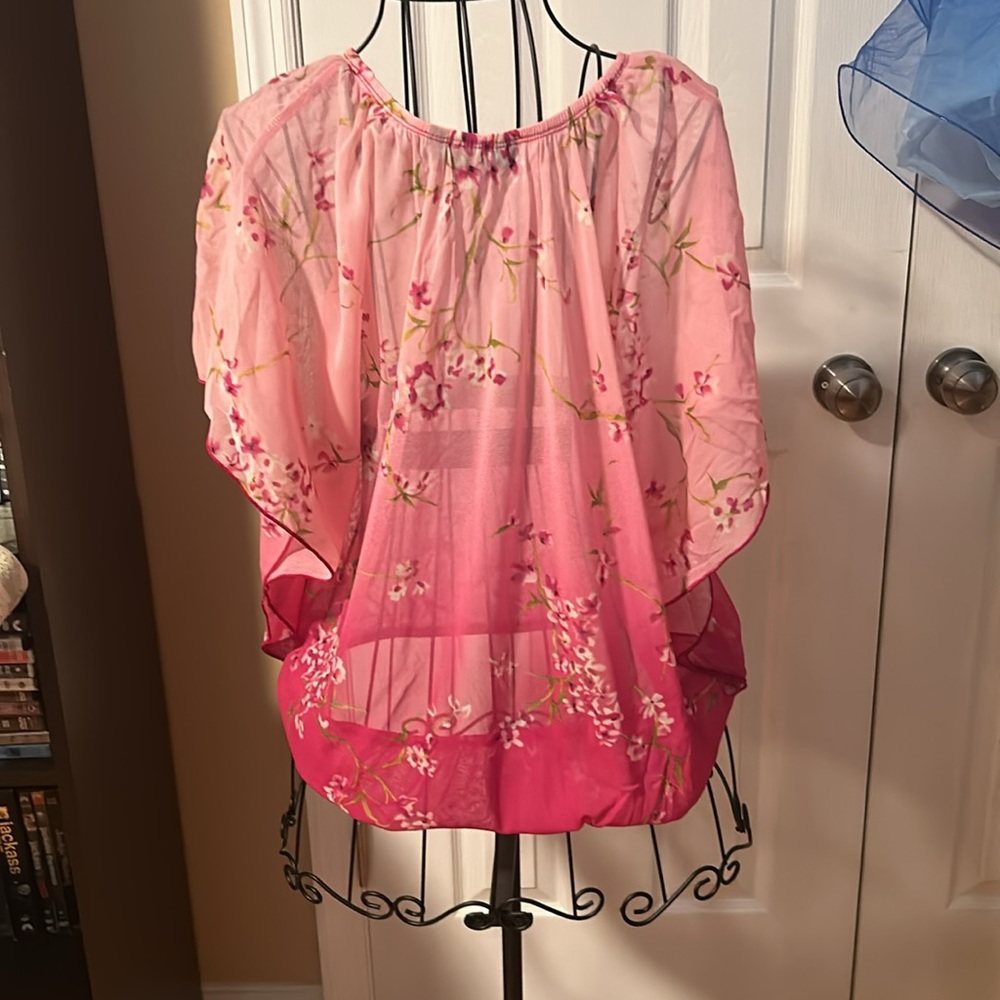 Beautiful ladies top. - Picture 2 of 3
